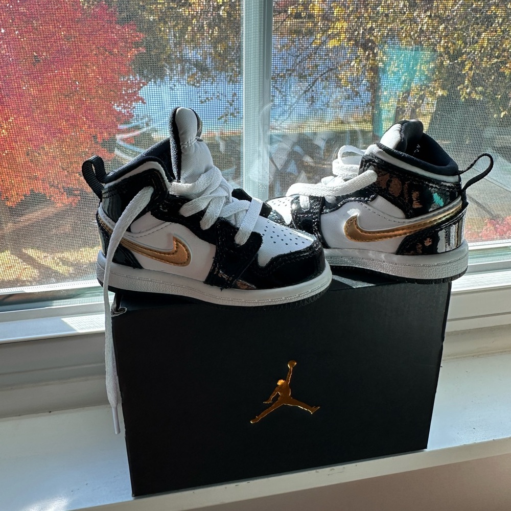 Air Jordan 1 MID SE. Toddler size 4C